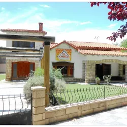 El Chalet Hostel House