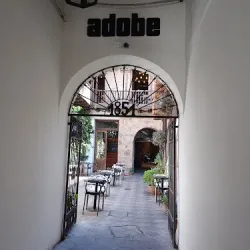 Negocio Hotel Adobe Suites