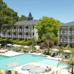 Negocio Howard Johnson By Wyndham Carilo Convention Center