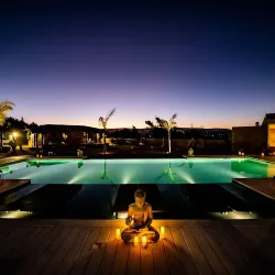 Negocio Omm Suites Resort