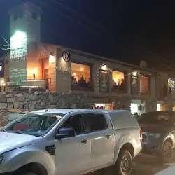 Posada De La Peña Frente Al Curqui Historico